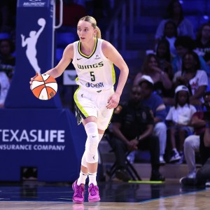 坎宁安抱怨佩奇每次都能得到哨子，佩奇回应：每个人都有权发表个人独特意见